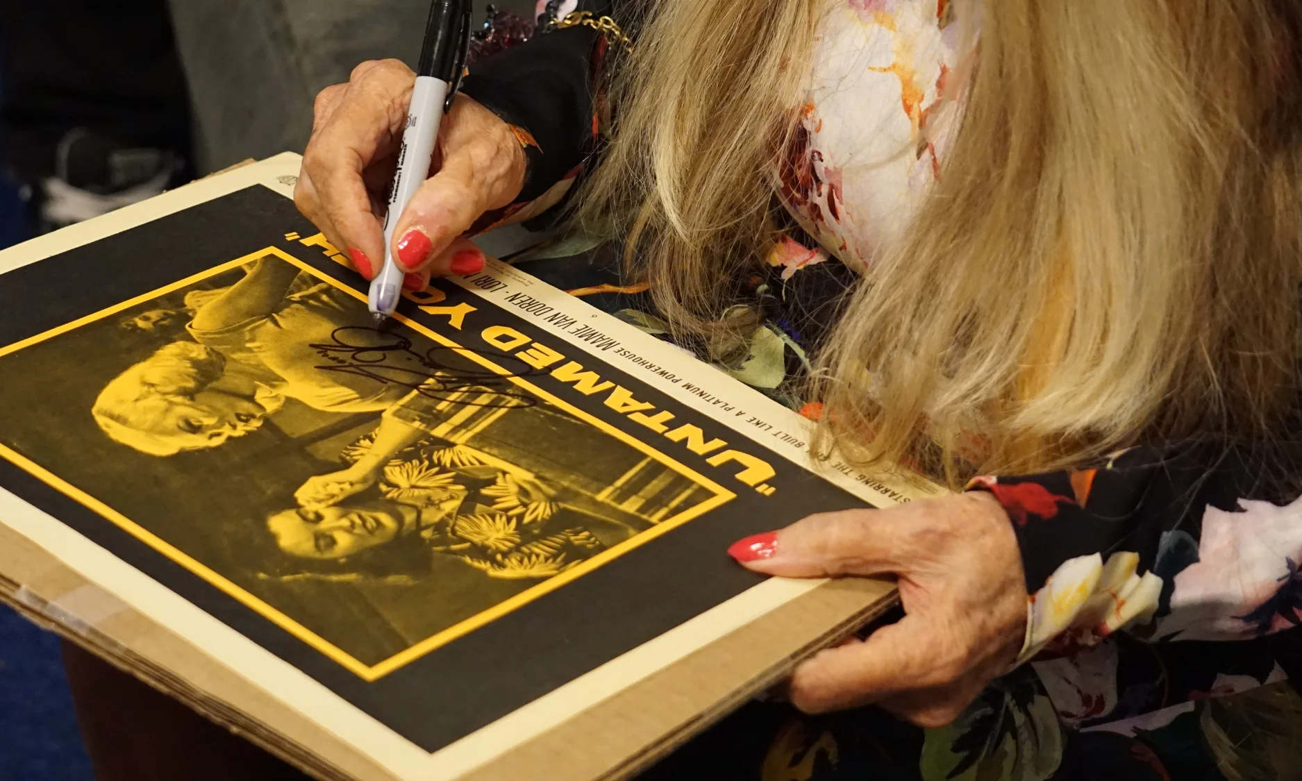 Mamie signing autographs